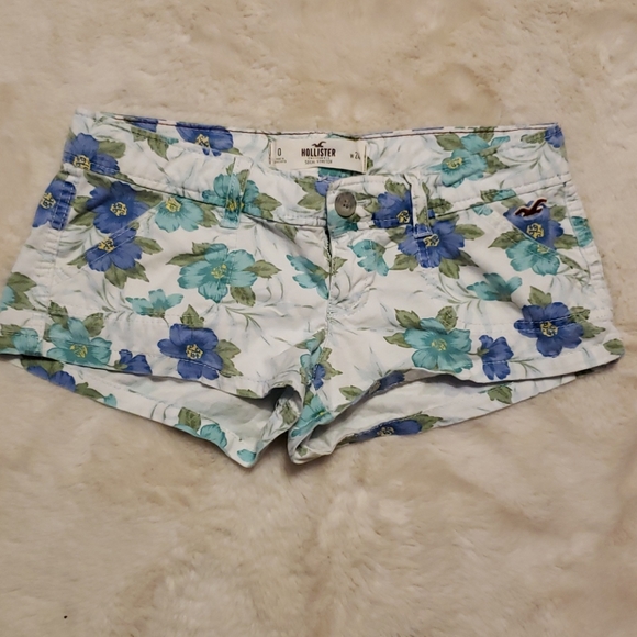 Hollister Pants - Hollister Social Stretch Flower Print Shorts sz 0